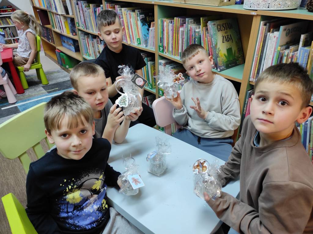 ŚWIĄTECZNA WIZYTA W BIBLIOTECE PUBLICZNEJ