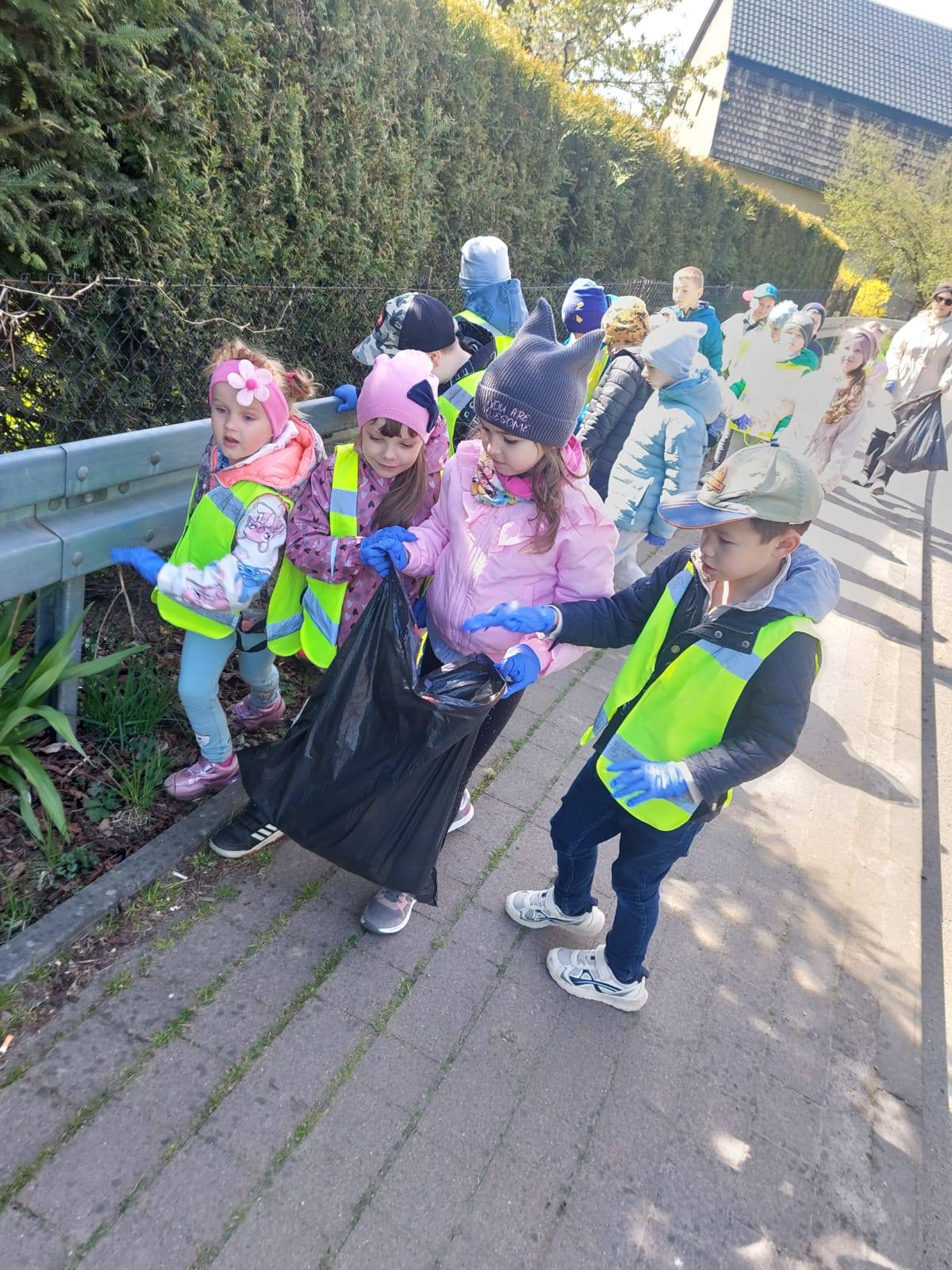 Małe ręce, wielka sprawa – przedszkolaki sprzątają świat